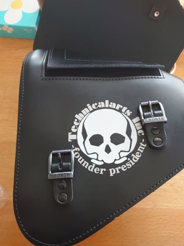 ハーレーダビッドソンに貼られたカッティングシート