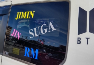 大好きな車に大好きなロゴを貼って、気分高まるドライブを！