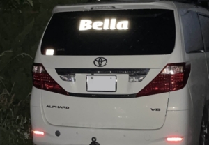 暗い夜道でもハッキリ見える！反射シートを使ったロゴステッカー