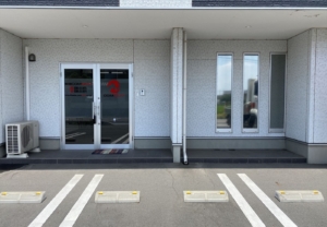 事務所にステキな「シンボル」を！身が引き締まる社名ステッカー！