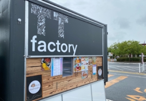 ユニークな「TT」のロゴステッカーで、注目を集めるキッチンカー。