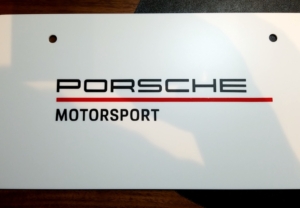 高級車のロゴで、ワンランクアップした愛車に様変わり！