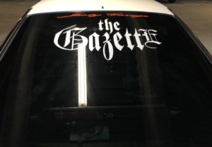 世界観に引き込まれるデザインステッカーを、愛車のリアガラスに！