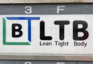 既存のアクリル板を使って、オリジナル表札をDIY！