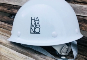 オリジナルロゴステッカーで、シンプルなアイテムを簡単アレンジ！