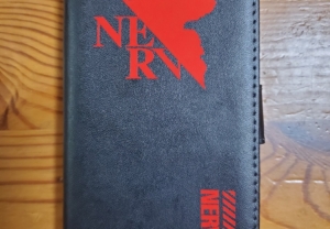 大好きなアニメのロゴステッカーで、気分が高まるケースをDIY！