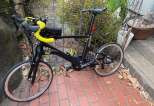 マットブラックのボディを鮮やかなステッカーで個性的に