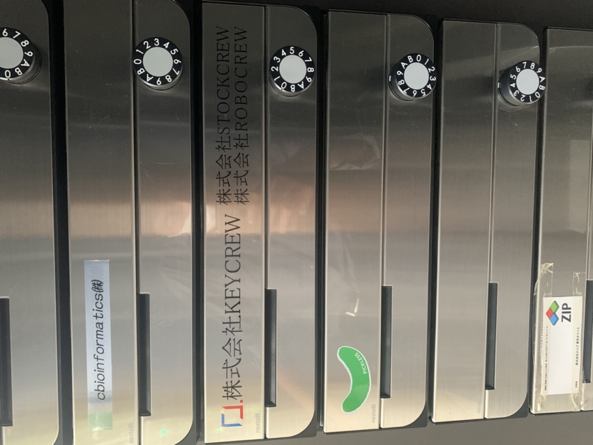 ビルに貼られたカッティングシート