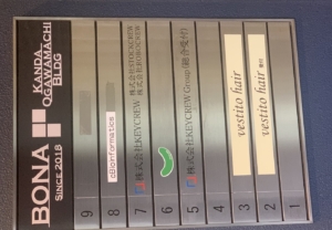 ロゴマークとスタイリッシュな文字が印象的の、社名ステッカー！