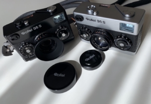 レトロなカメラに、愛着のわくロゴステッカーを。