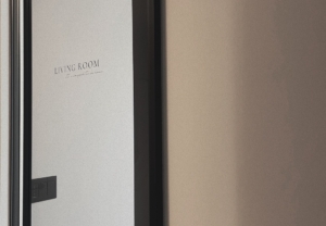 シンプルなドアも、ステッカー1枚でオシャレに変身！