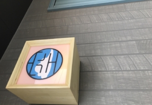 スタイリッシュなロゴに、さわやかな空模様をプラスして。