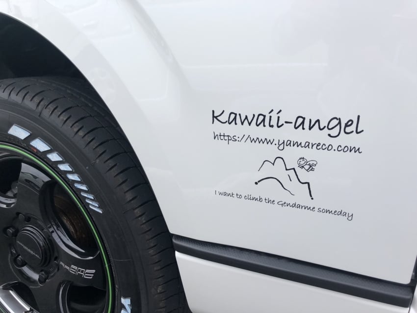 ワンボックスカーに貼られたカッティングシート 足元