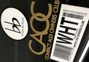 ゴールドのラメシートで、存在感のあるステッカーデザイン