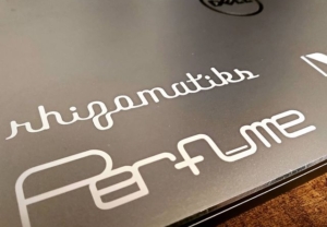 シンプルなパソコンに大好きなアーティストのロゴを！