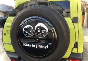 愛くるしいお子さまの似顔絵を交えた、キッズインカーのステッカー