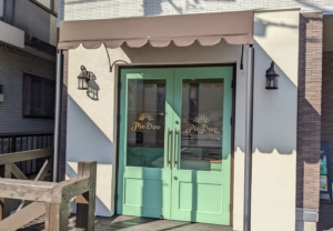 ヨーロッパの街並みのような、オシャレなパイ屋さんのウィンドウサイン