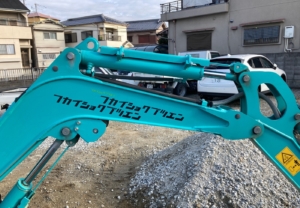 「？」と思わせる個性的なデザインのロゴステッカー