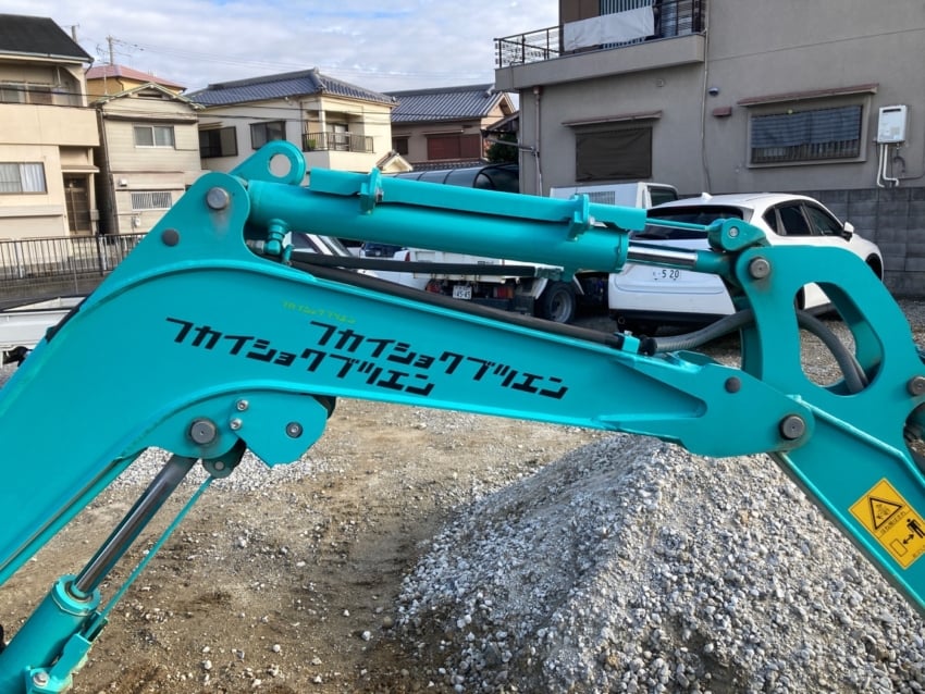 ショベルカーに貼られたカッティングシート