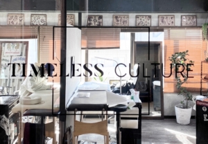 オシャレなタトゥーショップの、ミステリアスなウィンドウサイン