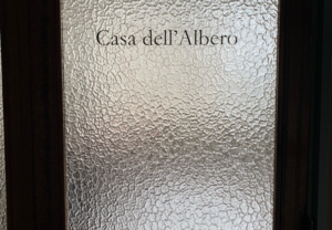 すりガラスの扉にシックな文字ステッカーを