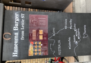 屋外用の看板は、カッティングステッカーで装飾！