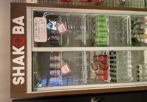 シンプルな冷蔵庫を、オリジナルステッカーでお手軽リメイク！