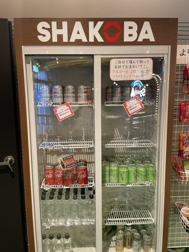 売店の冷蔵庫に貼られたカッティングシート