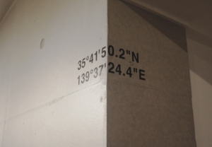 コンクリートの壁に映える、デザイン性×実用性のウォールステッカー