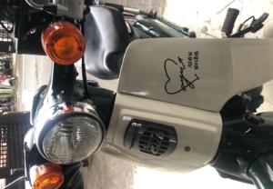 パッと目を惹く「サイン風」のロゴステッカー