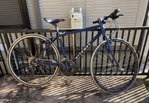 シルバーグレーのステッカーがキラリと輝くロードバイク