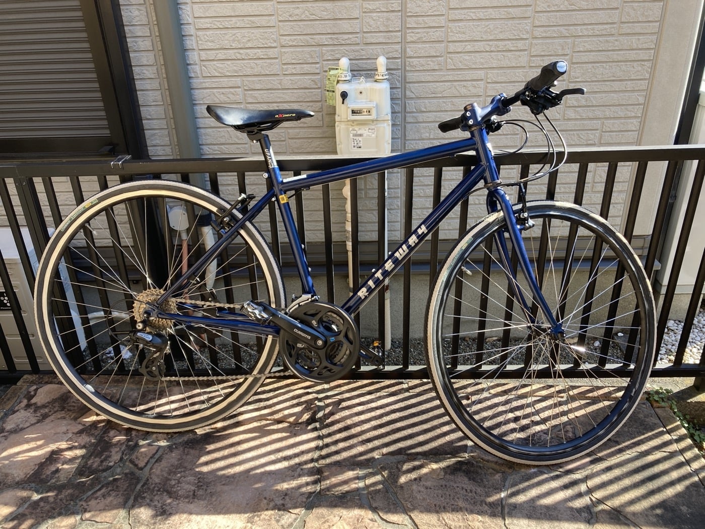 商談中RVCAのステッカー貼った26インチ自転車 シルバーグレーのステッカーがキラリと輝くロードバイク - 国内最大級