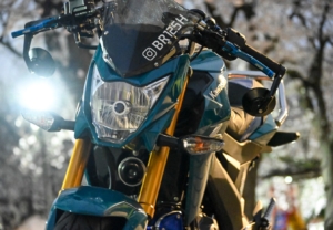 鮮やかなブルーの車体にあわせて、自作のロゴをステッカーに！