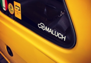 鮮やかなイエローのボディに、魅力的なロゴステッカー！