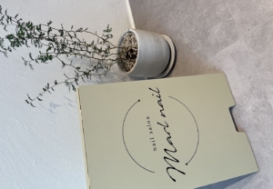 アースカラーの看板に、オシャレなロゴステッカーを。