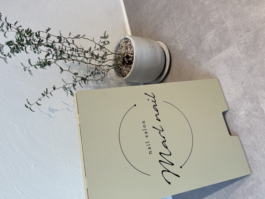 シックなA看板に貼られたカッティングシート