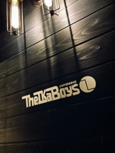 パッと浮き上がって見える、ムーディーなロゴステッカー