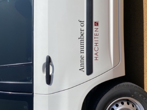 落ち着きを感じる、バーガンディーのロゴステッカー