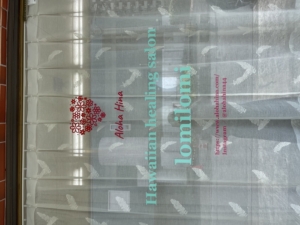 ハワイの風を感じる個人サロンのウィンドウステッカー