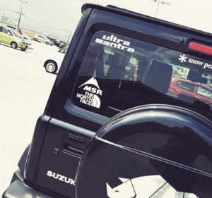 車のリアウィンドウにオリジナルのステッカーでデコレーション