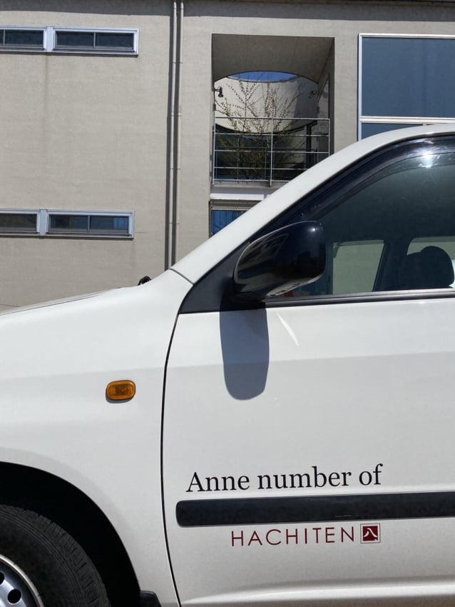 車に貼られたカッティングシート