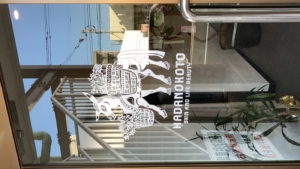 愛くるしいロバが目印！なウィンドウステッカー