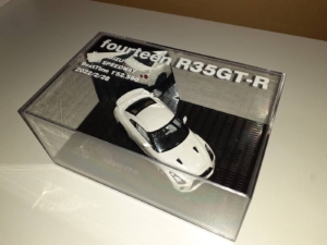 ミニカーのショーケースをカッティングステッカーでアレンジ