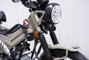 シックなバイクを飾る、クールなロゴのカッティングシート