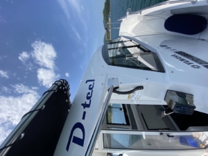 きれいな海に映える、爽やかなロゴのカッティングシート