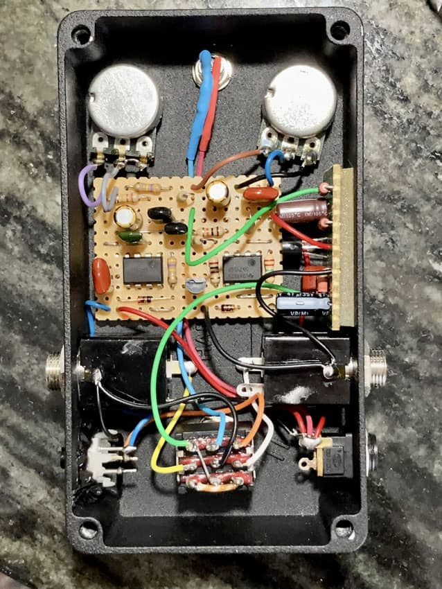 ギターエフェクターに貼られたカッティングシート