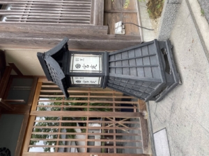 割烹料理の重厚感ある置き看板