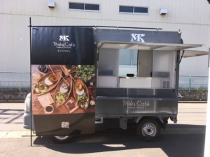 セネガルの料理・飲み物が楽しめるキッチンカーの看板ステッカー