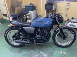 カスタムバイクのアイコンに、オリジナルのロゴステッカーを