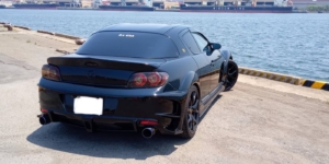 シンプルかつバイカラーで目を惹く文字ステッカー